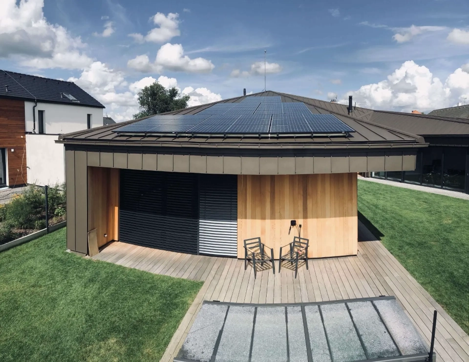 Instalace na falcované střeše v Dřítči